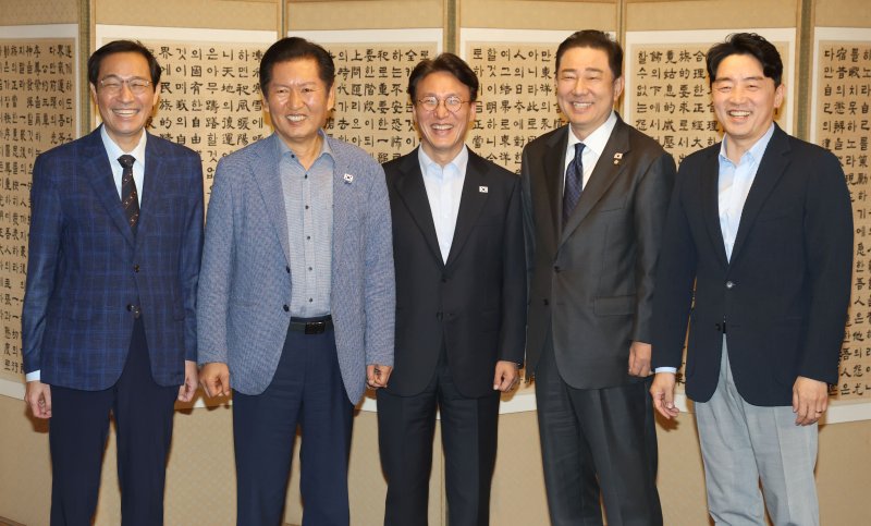 지난 9월 14일 김민석 국무총리와 정청래 더불어민주당 대표, 김병기 원내대표, 우상호 정무수석, 강훈식 대통령 비서실장이 서울 종로구 삼청동 총리 공관에서 열린 당정대 고위급 만찬회동에 참석한 모습. 2025.9.14/뉴스1 ⓒ News1 이광호 기자