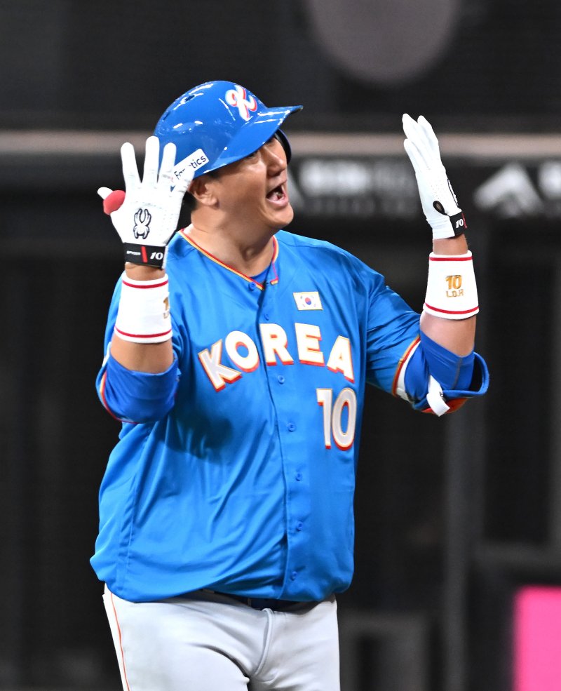 [키타히로시마=뉴시스] 사진공동취재단 = 30일 오후(현지 시간) 일본 홋카이도 키타히로시마시 에스콘필드 홋카이도에서 열린 '한일 드림 플레이어즈 게임'에서 이대호가 홈런을 날린 후 기뻐하고 있다. 이 게임은 한국과 일본 프로야구를 대표했던 스타들이 총 출동해 양국의 우정을 이어가는 경기다. 2025.11.30. photo@newsis.com