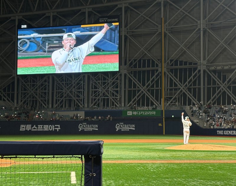 [서울=뉴시스] 신유림 기자=프로야구 롯데 자이언츠의 투수 최준용이 30일 오후 고척스카이돔에서 펼쳐진 더 제너레이션 매치 상상인⋅메디카코리아의 모든 일정을 마친 뒤 그라운드에 올라 열창하고 있다. 2025.11.30. spicy@newsis.com *재판매 및 DB 금지