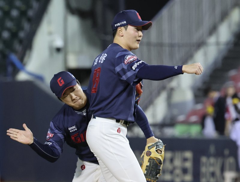 [서울=뉴시스] 김진아 기자 = 18일 오후 서울 잠실야구장에서 열린 2024 신한은행 SOL KBO리그 롯데 자이언츠와 LG 트윈스의 경기, 9:2로 승리한 롯데 최준용과 선수들이 기뻐하고 있다. 2024.04.18. bluesoda@newsis.com