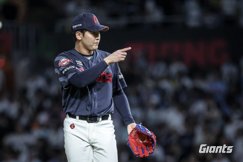 [서울=뉴시스] 프로야구 롯데 자이언츠 최준용이 19일 창원NC파크에서 열린 2025 신한 쏠뱅크 KBO리그 NC 다이노스와의 경기에 불펜 등판해 공을 던지고 있다. (사진=롯데 자이언츠 제공) 2025.09.19. *재판매 및 DB 금지