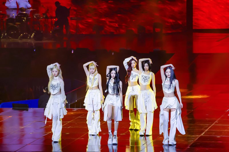 엔믹스, '믹스팝'으로 쓴 대항해시대…첫 콘서트는 문학이었네