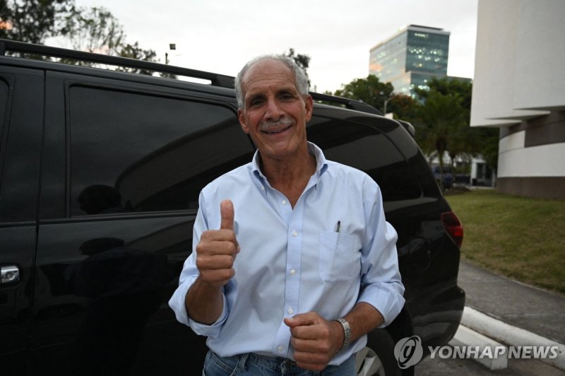 나스리 아스푸라 온두라스 대선 후보 '엄지 척' (출처=연합뉴스)