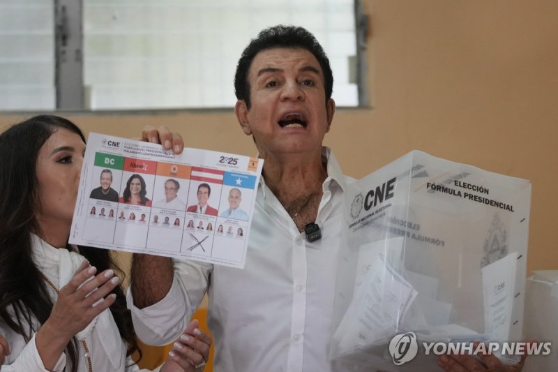 30일(현지시간) 온두라스 대선 투표지 들어보이는 나스라야 후보 (출처=연합뉴스)