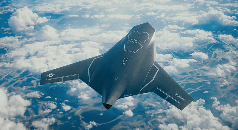 X-BAT은 최대 이륙 중량 2만2000파운드(약 10t), 날개 폭은 39피트(약 12m), 동체 길이 26피트(약 8m)의 대형 기체다. 스텔스 기능 유지를 위해 주로 내부 무장창에 다양한 공대공 및 공대지 무장을 탑재한다. 필요에 따라 외부 파일런을 사용해 더 크고 무거운 무장을 장착할 수도 있다. 실드 AI 홈페이지 캡처