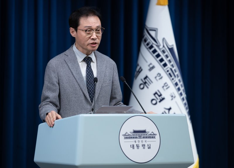 이규연 홍보소통수석이 30일 서울 용산 대통령실 청사에서 12·3 외신 기자회견 관련 브리핑을 하고 있다. 2025.11.30/뉴스1 ⓒ News1 이재명 기자