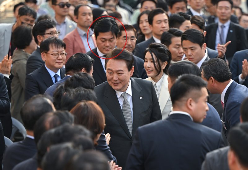 2023년 4월 16일 윤석열 대통령 부부의 대구 서문시장에 방문에 동행한 김 비서관(빨간 원안). (대통령실 제공) 2023.4.16/뉴스1 ⓒ News1 오대일 기자