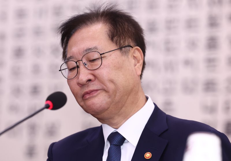 박성재 법무부 장관이 지난해 10월 8일 서울 여의도 국회 법제사법위원회에서 열린 법무부, 대한법률구조공단, 한국법무보호복지공단, 정부법무공단에 대한 국정감사에서 김건희 여사에 대한 질의를 받던 도중 굳은 표정을 보이고 있다. 2024.10.8/뉴스1 ⓒ News1 김민지 기자