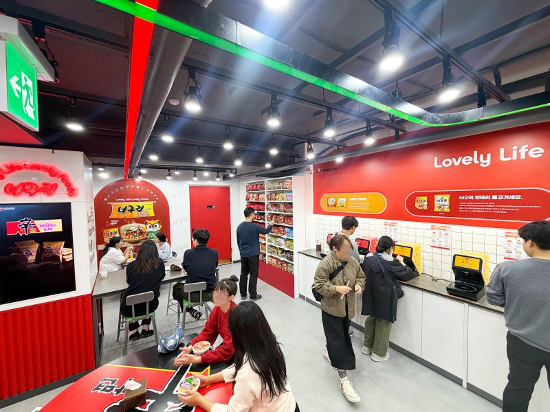 뉴웨이브 명동점 '너구리의 라면가게'(세븐일레븐 제공).