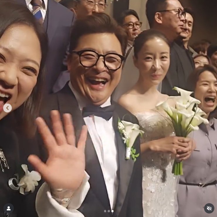 김숙, '전 가상남편' 윤정수 결혼식 사회에 단체 사진 바로 옆자리까지 