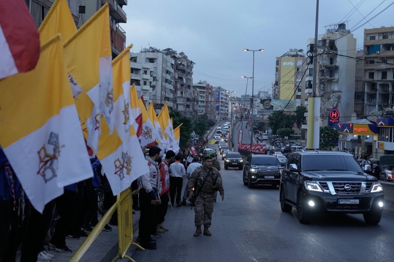 [베이루트=AP/뉴시스] 30일(현지 시간) 레바논 베이루트에서 레바논 시민들이 레오 14세 교황의 방문을 환영하기 위해 레바논과 바티칸 국기를 들고 기다리고 있다. 2025.12.01.