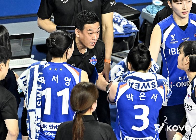 작전 지시하는 여오현 IBK기업은행 감독대행 (출처=연합뉴스)