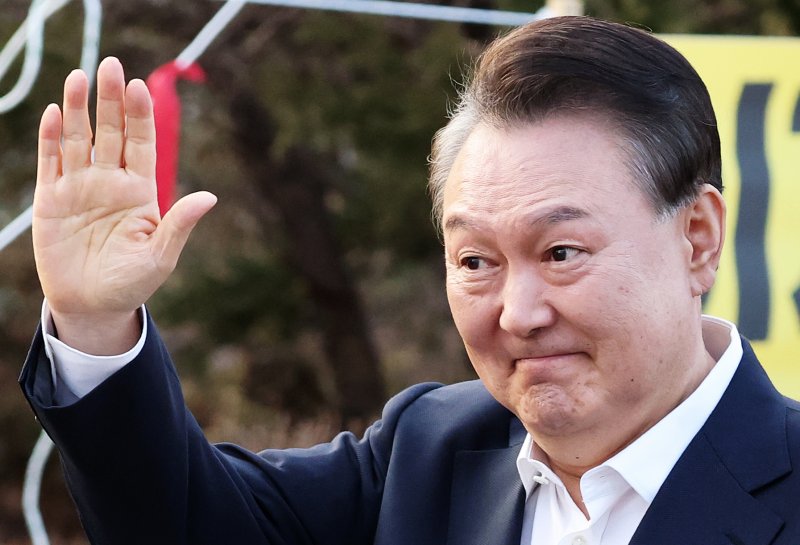 법원의 구속취소 청구 인용으로 석방된 윤석열 대통령이 지난 3월 8일 오후 경기 의왕시 서울구치소에서 풀려나 지지자들에게 인사하고 있다./뉴스1 ⓒ News1 오대일 기자