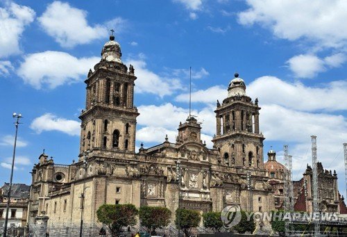 아스텍 신전을 파괴하고 그 위에 세운 멕시코시티 메트로폴리탄 대성당 (출처=연합뉴스)