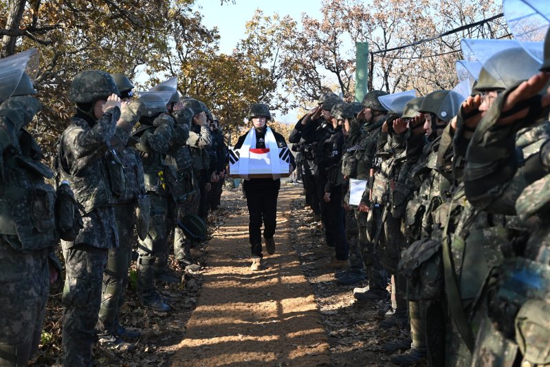 국방부는 지난 10월 15일부터 지난달 28일까지 40여일 동안 중부전선 비무장지대(DMZ) 내 백마고지에서 6·25전쟁 전사자 유해발굴 작업을 실시해 25구의 유해와 1천962점의 유품을 수습했다고 1일 밝혔다. 사진은 유해를 봉송하는 모습. 국방부 제공