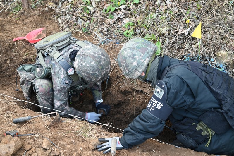 국방부는 지난 10월 15일부터 지난달 28일까지 40여일 동안 중부전선 비무장지대(DMZ) 내 백마고지에서 6·25전쟁 전사자 유해발굴 작업을 실시해 25구의 유해와 1천962점의 유품을 수습했다고 1일 밝혔다. 사진은 폭발물 제거하는 모습. 국방부 제공