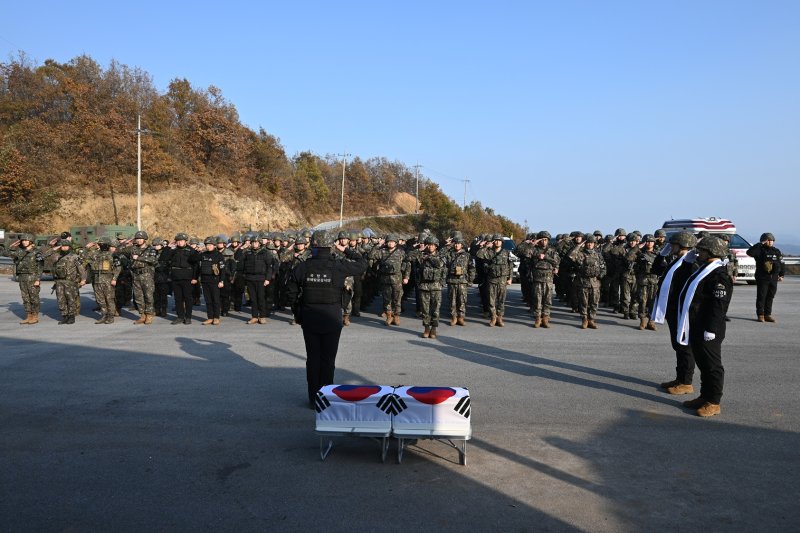 국방부는 지난 10월 15일부터 지난달 28일까지 40여일 동안 중부전선 비무장지대(DMZ) 내 백마고지에서 6·25전쟁 전사자 유해발굴 작업을 실시해 25구의 유해와 1천962점의 유품을 수습했다고 1일 밝혔다. 사진은 약식제례를 하는 모습. 국방부 제공