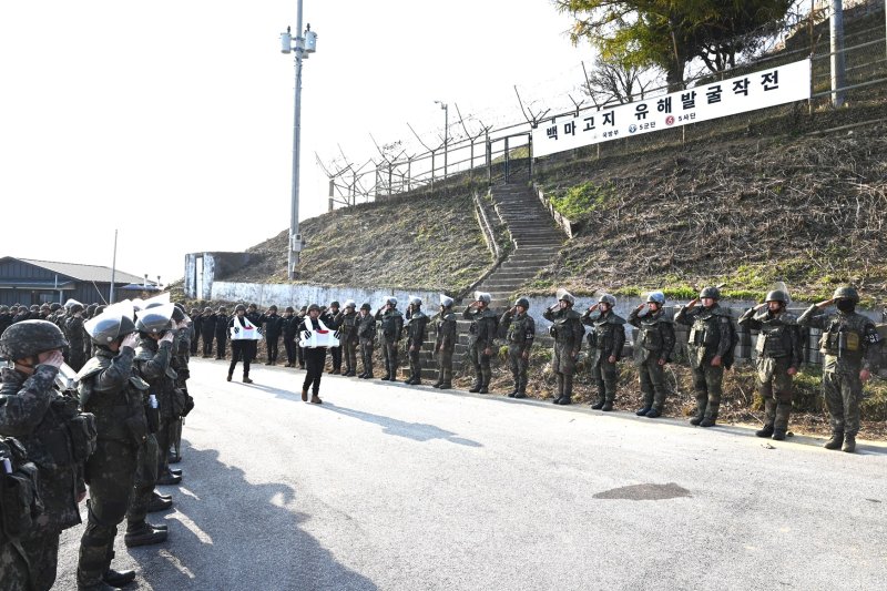 국방부는 지난 10월 15일부터 지난달 28일까지 40여일 동안 중부전선 비무장지대(DMZ) 내 백마고지에서 6·25전쟁 전사자 유해발굴 작업을 실시해 25구의 유해와 1천962점의 유품을 수습했다고 1일 밝혔다. 사진은 유해를 봉송하는 모습. 국방부 제공