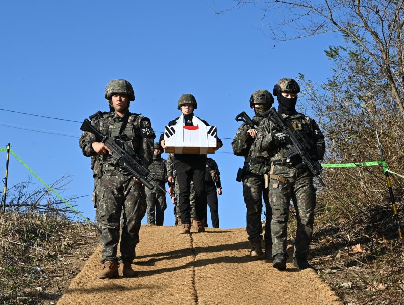 국방부는 지난 10월 15일부터 지난달 28일까지 40여일 동안 중부전선 비무장지대(DMZ) 내 백마고지에서 6·25전쟁 전사자 유해발굴 작업을 실시해 25구의 유해와 1천962점의 유품을 수습했다고 1일 밝혔다. 사진은 유해를 봉송하는 모습. 국방부 제공