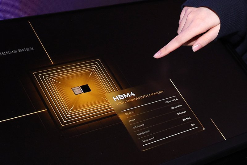 10월 22일 서울 강남구 코엑스에서 열린 제27회 반도체 대전(SEDEX 2025)을 찾은 관람객이 공개된 SK하이닉스 HBM4 실물을 살펴보고 있다. 뉴스1