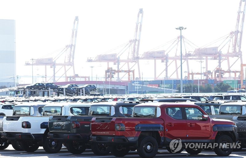 경기도 평택항에 수출용 자동차가 세워져 있는 모습 (출처=연합뉴스)