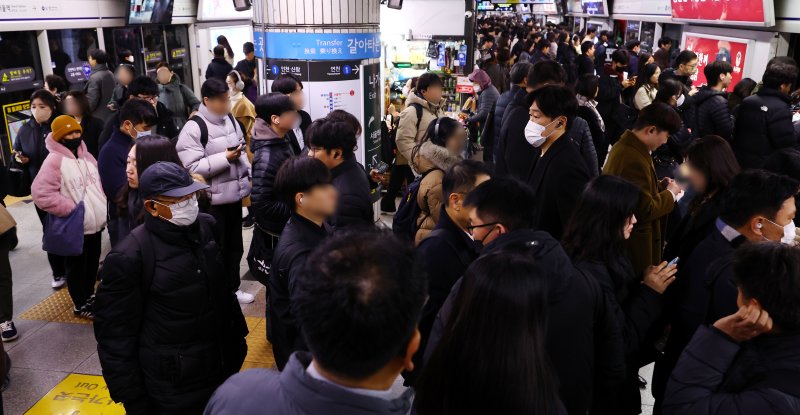 [서울=뉴시스] 박주성 기자 = 서울 지하철 1호선~8호선을 운영하는 서울교통공사 노조가 임금·단체협약 협상 결렬로 준법운행에 들어간 1일 오전 지하철 1호선 서울역사에 시민들이 지하철을 기다리고 있다. .2025.12.01. park7691@newsis.com