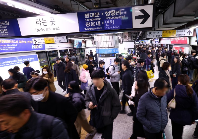 [서울=뉴시스] 박주성 기자 = 서울 지하철 1호선~8호선을 운영하는 서울교통공사 노조가 임금·단체협약 협상 결렬로 준법운행에 들어간 1일 오전 지하철 1호선 서울역사에 시민들이 지하철을 기다리고 있다. .2025.12.01. park7691@newsis.com