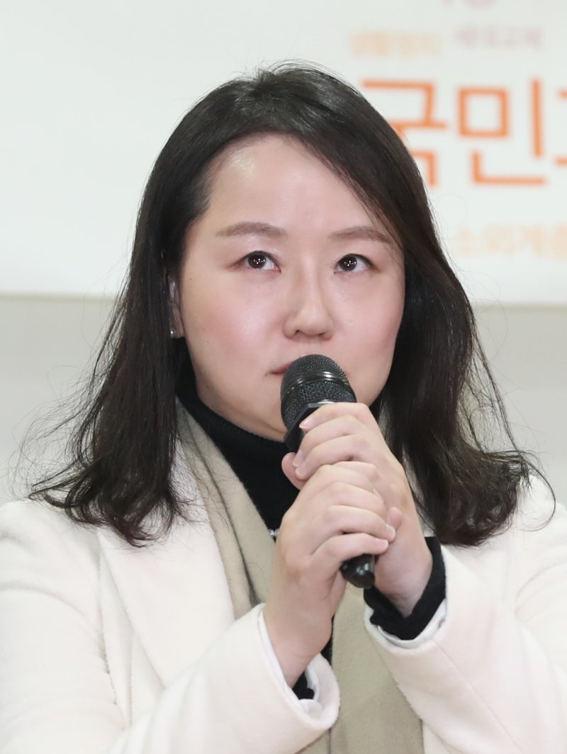 [서울=뉴시스] 고승민 기자 = 자유한국당 9번째 영입인사인 유정화 변호사가 4일 서울 여의도 국회 의원회관에서 열린 당 영입인사 환영식에서 인사말하고 있다. 2020.02.04.kkssmm99@newsis.com