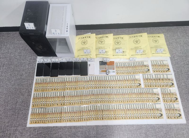 강원경찰청이 해외 거점 불법 도박사이트 운영 조직에서 압수한 물품. 강원경찰청 제공