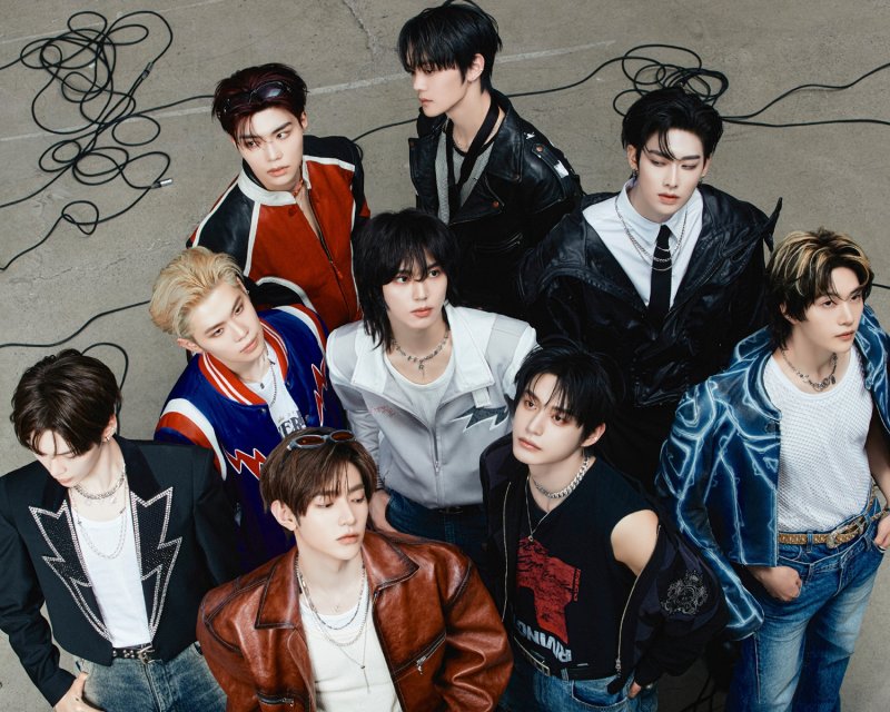 제로베이스원, 완전체로 내년 3월까지 2개월 활동 연장