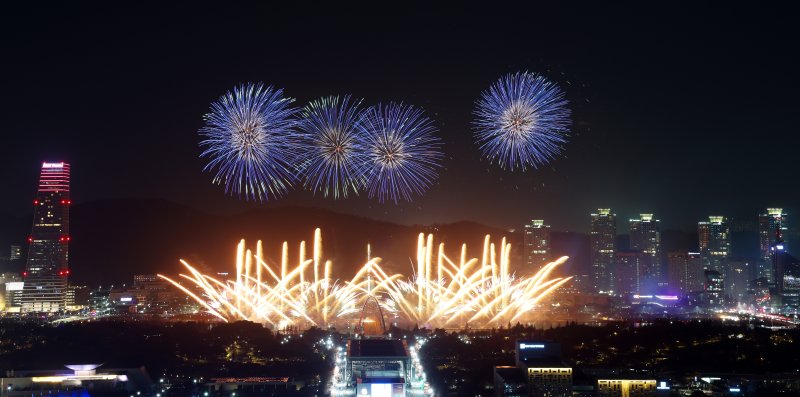 30일 대전 유성구 엑스포공원과 엑스포다리 일대에서 열린 대전 한화 불꽃축제에서 화려한 불꽃이 밤 하늘을 수 놓고 있다. 이번 불꽃축제는 한화이글스 창단 40주년과 한국시리즈 준우승을 기념해 마련됐다. 2025.11.30/뉴스1 ⓒ News1 김기태 기자