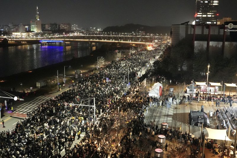 30일 대전 유성구 엑스포공원과 엑스포다리 일대에서 열린 대전 한화 불꽃축제를 관람하기 위해 대전 시민들이 몰려 있다. 2025.11.30/뉴스1 ⓒ News1 최형욱 기자