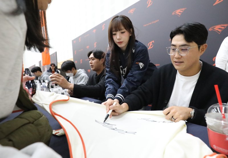 30일 대전 유성구 엑스포공원과 엑스포다리 일대에서 열린 대전 한화 불꽃축제를 앞두고 한화이글스 선수 사인회가 진행되고 있다. 이번 불꽃축제와 드론쇼는 한화이글스 창단 40주년과 한국시리즈 준우승을 기념해 마련됐다. 2025.11.30/뉴스1 ⓒ News1 김기태 기자