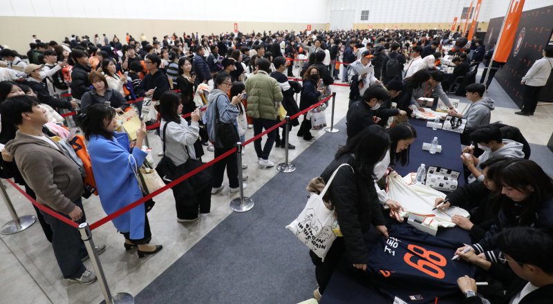 30일 대전 유성구 엑스포공원과 엑스포다리 일대에서 열린 대전 한화 불꽃축제를 앞두고 한화이글스 선수 사인회가 진행되고 있다. 2025.11.30/뉴스1 ⓒ News1 김기태 기자