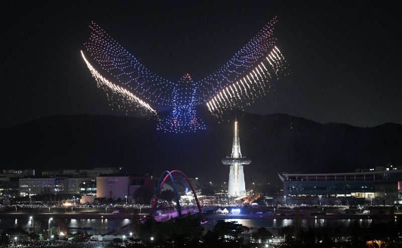30일 대전 유성구 엑스포공원과 엑스포다리 일대에서 열린 대전 한화 불꽃축제에서 화려한 드론쇼가 하늘을 수 놓고 있다. 2025.11.30/뉴스1 ⓒ News1 김기태 기자