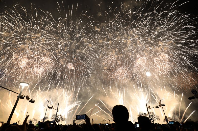 30일 대전 유성구 엑스포공원과 엑스포다리 일대에서 열린 대전 한화 불꽃축제에서 화려한 불꽃이 밤 하늘을 수 놓고 있다. 2025.11.30/뉴스1 ⓒ News1 김기태 기자