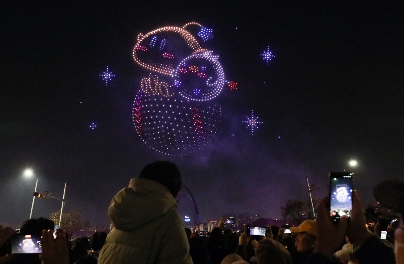 30일 대전 유성구 엑스포공원과 엑스포다리 일대에서 열린 대전 한화 불꽃축제에서 화려한 불꽃이 밤 하늘을 수 놓고 있다. 이번 불꽃축제는 한화이글스 창단 40주년과 한국시리즈 준우승을 기념해 마련됐다. 2025.11.30/뉴스1 ⓒ News1 김기태 기자