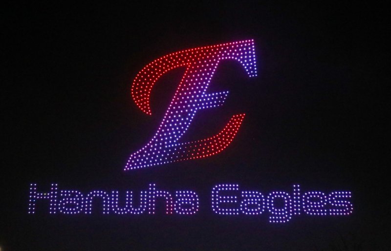 30일 대전 유성구 엑스포공원과 엑스포다리 일대에서 열린 대전 한화 불꽃축제에서 화려한 드론쇼가 하늘을 수 놓고 있다. 2025.11.30/뉴스1 ⓒ News1 김기태 기자