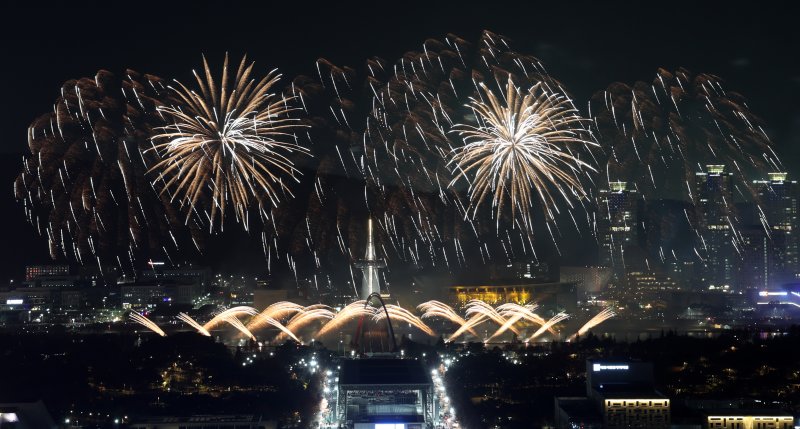 30일 대전 유성구 엑스포공원과 엑스포다리 일대에서 열린 대전 한화 불꽃축제에서 화려한 불꽃이 밤 하늘을 수 놓고 있다. 이번 불꽃축제는 한화이글스 창단 40주년과 한국시리즈 준우승을 기념해 마련됐다. 2025.11.30/뉴스1 ⓒ News1 김기태 기자