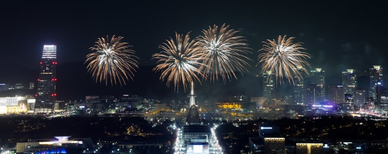 30일 대전 유성구 엑스포공원과 엑스포다리 일대에서 열린 대전 한화 불꽃축제에서 화려한 불꽃이 밤 하늘을 수 놓고 있다. 이번 불꽃축제는 한화이글스 창단 40주년과 한국시리즈 준우승을 기념해 마련됐다. 2025.11.30/뉴스1 ⓒ News1 김기태 기자