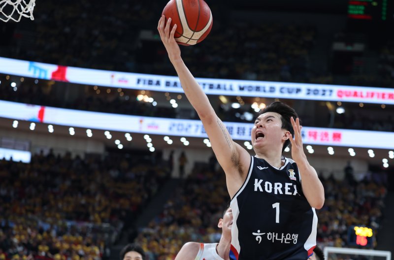 [베이징=신화/뉴시스] 28일 오후(현지 시간) 중국 베이징에서 열린 2027 국제농구연맹(FIBA) 월드컵 아시아 예선 1라운드 B조 원정 1차전 중국과 한국의 경기, 한국 이현중이 레이업슛을 하고 있다.이날 80-76 승리를 거둔 한국 남자 농구 대표팀은 내달 1일 원주 DB프로미 아레나에서 중국과 2차전을 갖는다. 2025.11.29.