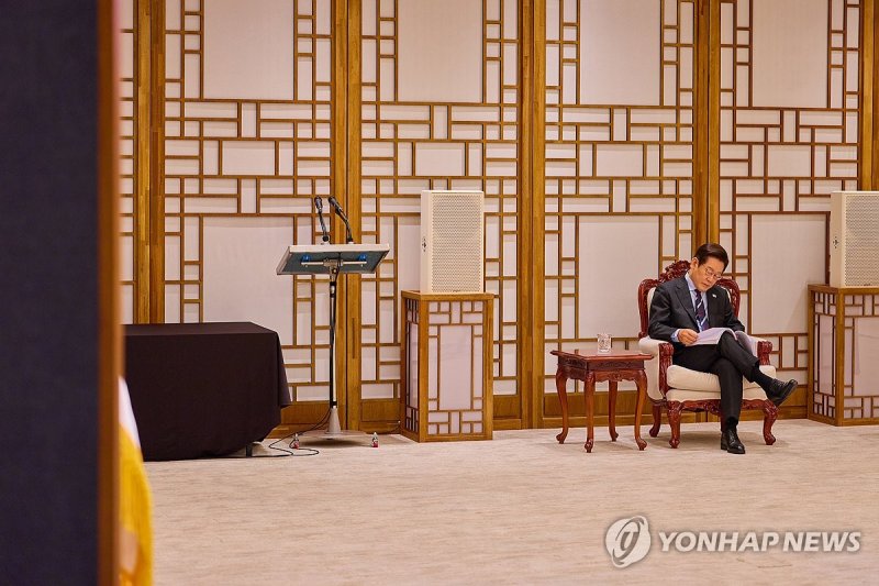 서류검토하는 이재명 대통령 (출처=연합뉴스)