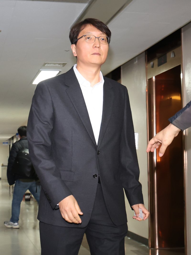 박대준 쿠팡 대표이사가 30일 오후 서울 종로구 정부서울청사에서 열린 쿠팡 개인정보 유출 관련 긴급 관계부처 장관회의에서 참석하고 있다. 2025.11.30/뉴스1 ⓒ News1 장수영 기자