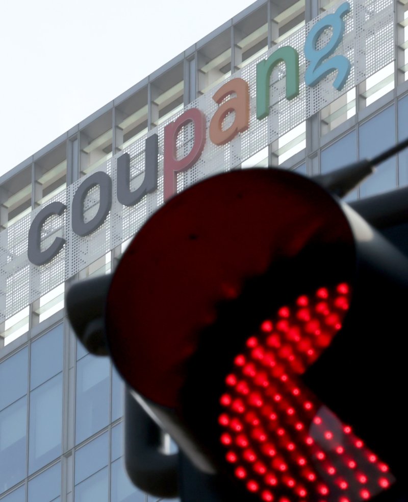 30일 서울 송파구에 위치한 쿠팡 본사의 모습. 국내 최대 이커머스 업체 쿠팡에서 3370만 개의 고객 계정 정보가 유출된 사건 발생했다. 서울경찰청 사이버수사대는 지난 25일 쿠팡 측으로부터 이번 개인정보 유출 사고와 관련한 고소장을 접수해 수사를 진행하고 있다. 2025.11.30/뉴스1 ⓒ News1 장수영 기자