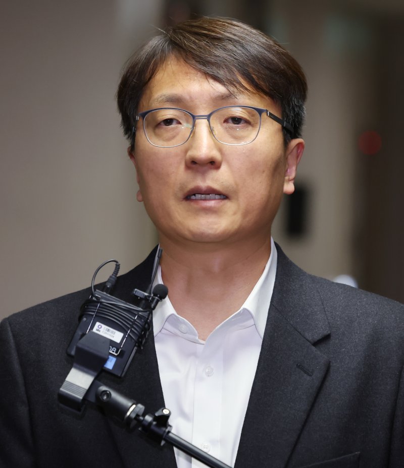 박대준 쿠팡 대표이사가 30일 오후 서울 종로구 정부서울청사에서 열린 쿠팡 개인정보 유출 관련 긴급 관계부처 장관회의에 참석하며 쿠팡 이용자에게 사과 발언을 하고 있다. 2025.11.30/뉴스1 ⓒ News1 장수영 기자