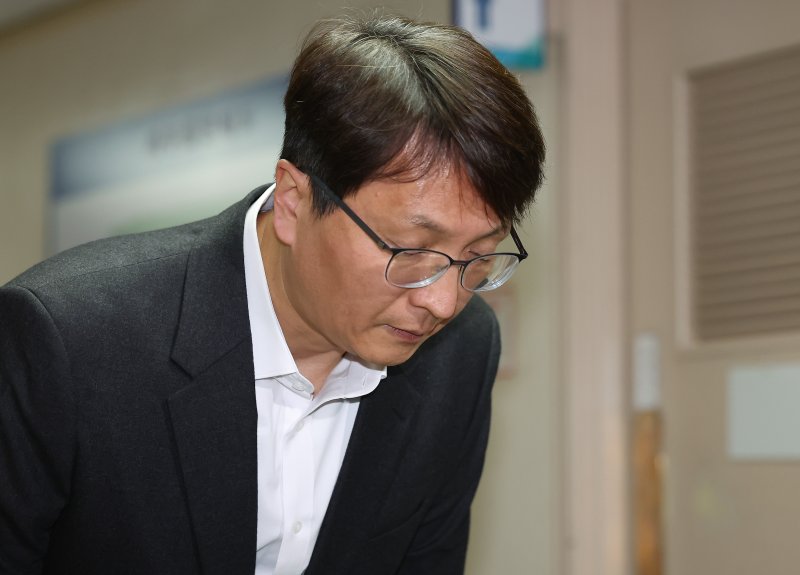 박대준 쿠팡 대표이사가 30일 오후 서울 종로구 정부서울청사에서 열린 쿠팡 개인정보 유출 관련 긴급 관계부처 장관회의에 참석하며 쿠팡 이용자에게 사과 발언한 뒤 고개숙여 인사하고 있다. 2025.11.30/뉴스1 ⓒ News1 장수영 기자