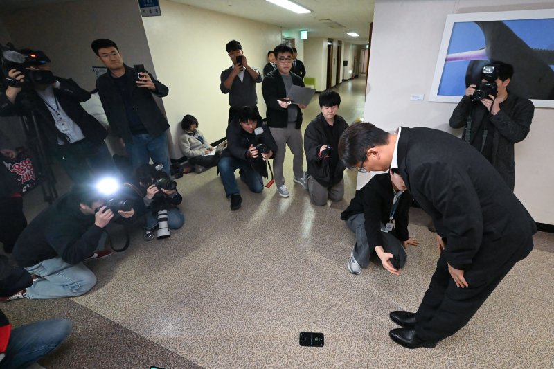 박대준 쿠팡 대표이사가 30일 오후 서울 종로구 정부서울청사에서 열린 쿠팡 개인정보 유출 관련 긴급 관계부처 장관회의에 참석한 뒤 고개숙여 사과하고 있다. (공동취재) 2025.11.30/뉴스1 ⓒ News1 장수영 기자