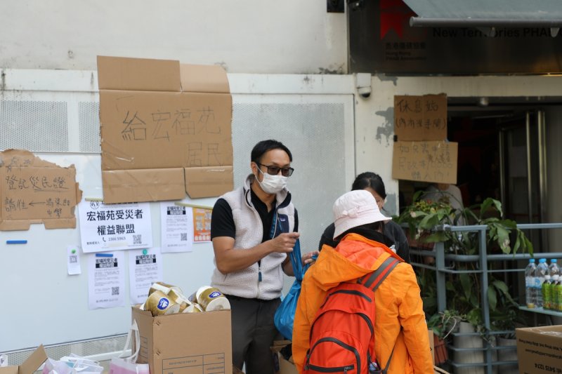 화재 피해자 위해 구호품 나눠주는 자원봉사자 (출처=연합뉴스)