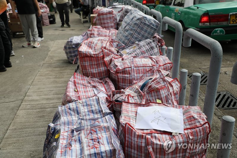 타이포 마켓역 앞에 놓인 홍콩 화재 피해자를 위한 구호품 (출처=연합뉴스)