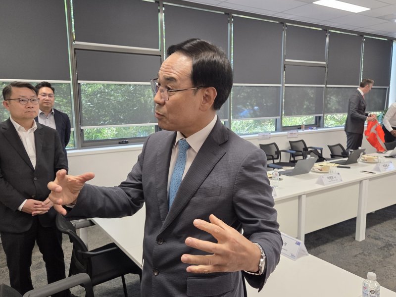 취재진과 인터뷰하는 이용배 사장. 맨 왼쪽은 이원상 상무 (출처=연합뉴스)